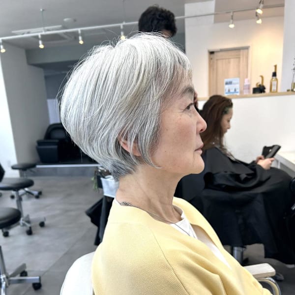 グレイヘアショートボブ