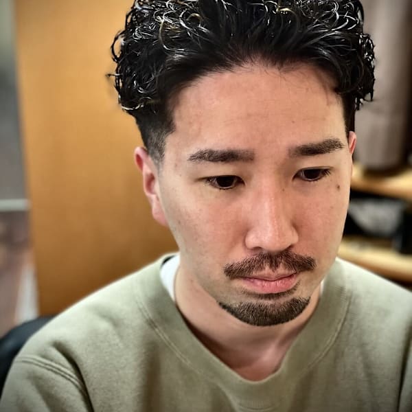 【スペインカール】強めパーマ×刈り上げフェードで魅せる大人ヘ