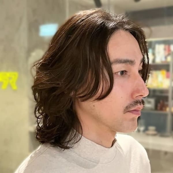 センターパート ウルフカット アッシュカラー ミディアムヘア