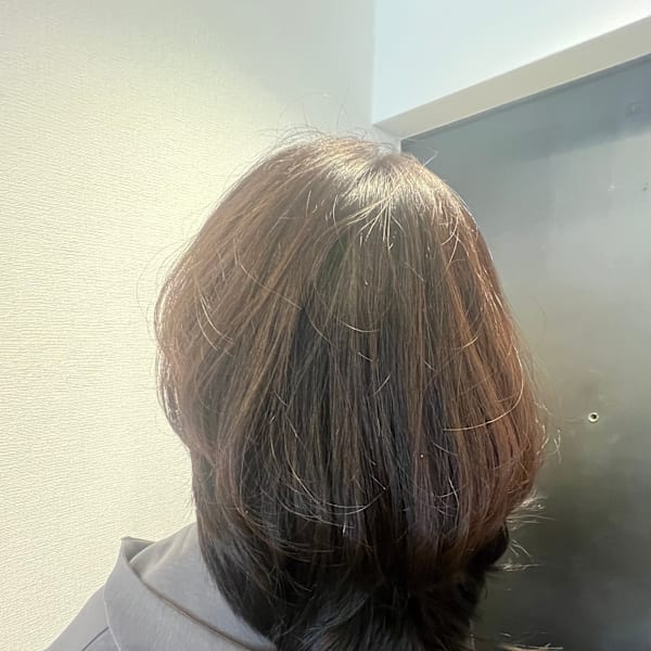 うねるクセありレイヤーカット|びいどろ