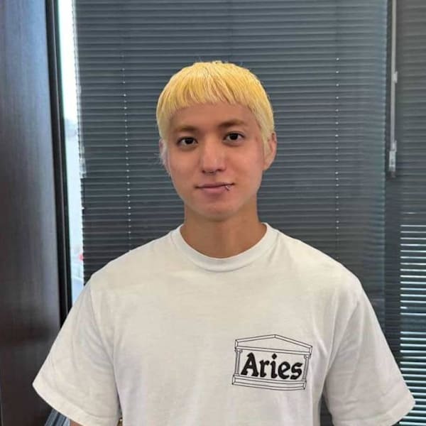 ブロンドヘアでつくるタイトなショートスタイル