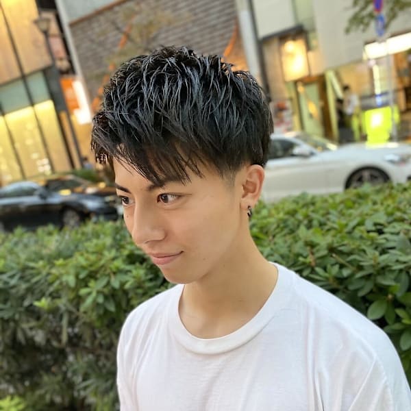 黒髪ツーブロック×爽やかアップバングショート