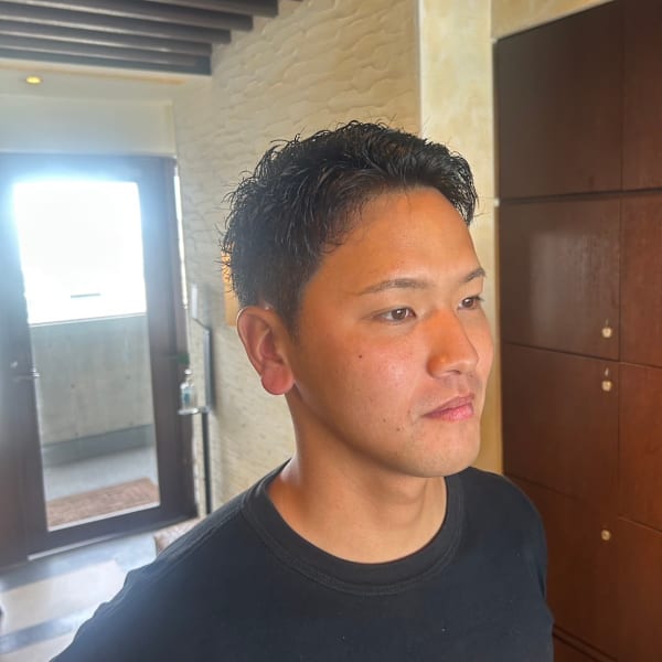 くせ毛を活かしたアップバングベリーショート