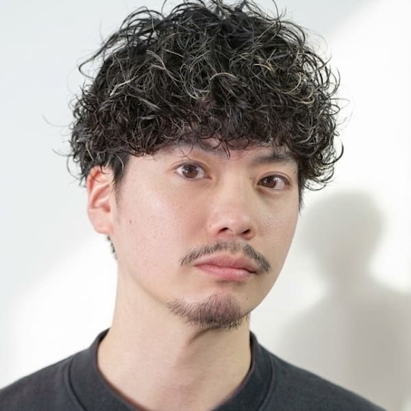 外国人にも人気。ラフで色気のあるカーリーパーマスタイル