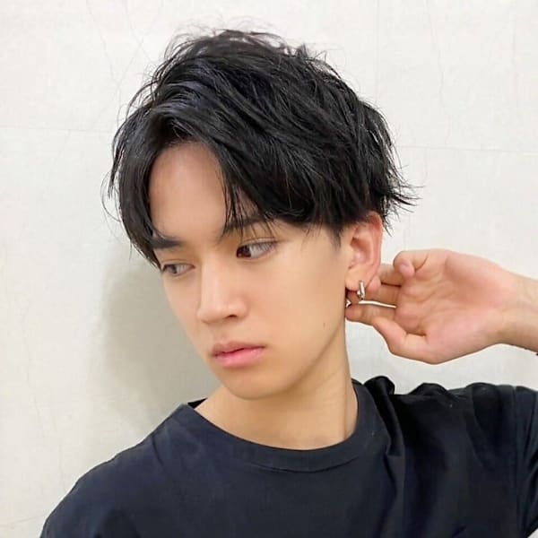 センターパート 黒髪 ツーブロック ナチュラルパーマ 20代