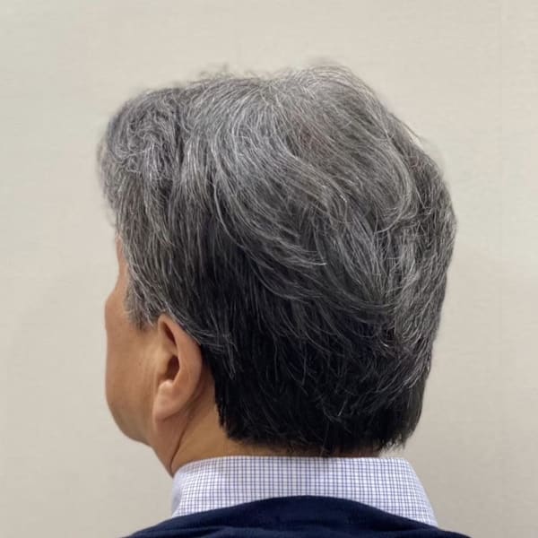 年齢を魅力に変えるナチュラルショートの七三風スタイル