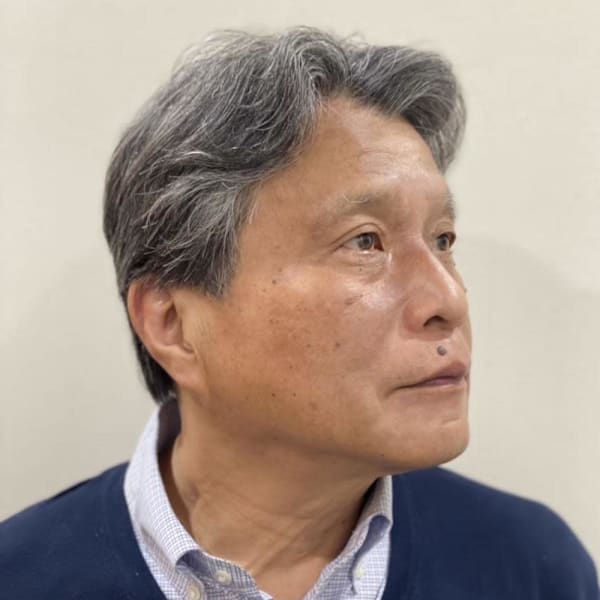 年齢を魅力に変えるナチュラルショートの七三風スタイル