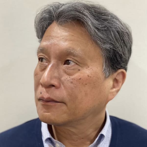 年齢を魅力に変えるナチュラルショートの七三風スタイル