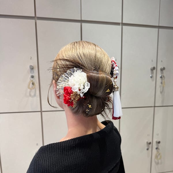 前撮りヘアに◎カチモリ風アップスタイル！/吉川沙知