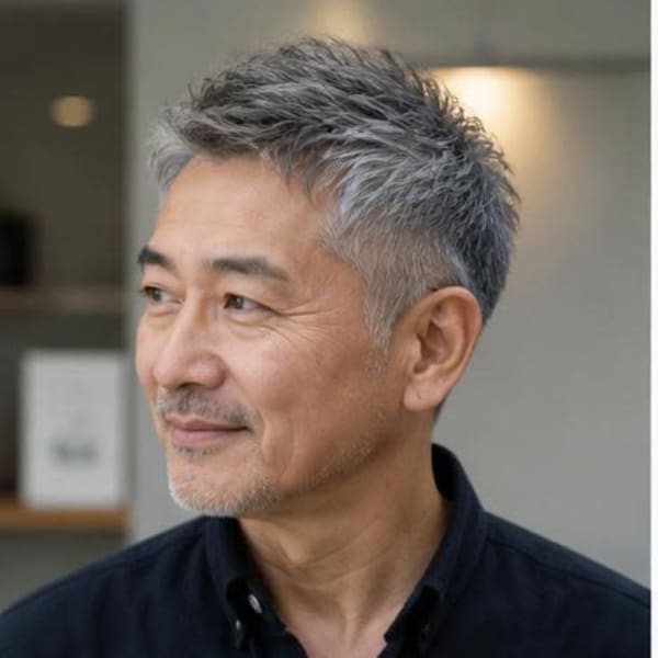 50代からの白髪を活かしたショートスタイル