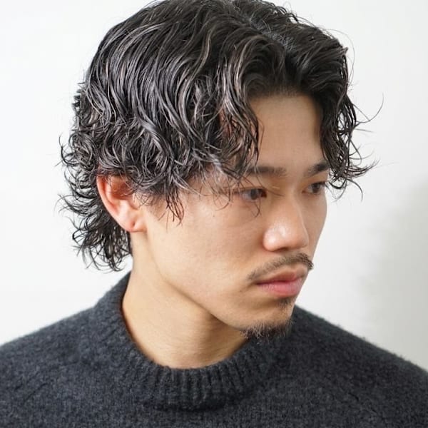 大人色気を演出する「センターパート×ウェーブパーマ」