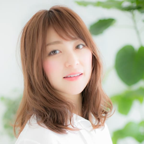 斜めバング×ベージュピンクロブヘア