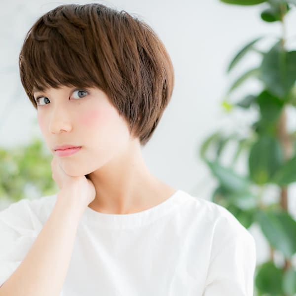 マロンベージュ×オン眉ショートボブ