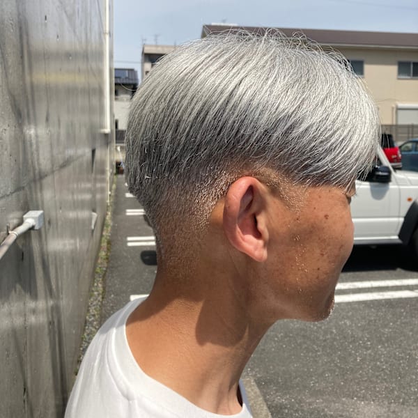 白髪を活かしす、上質なフェードスタイル