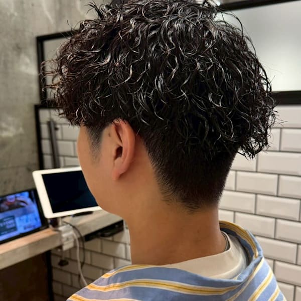 強めツイストスパイラルで魅せる 無造作マッシュ
