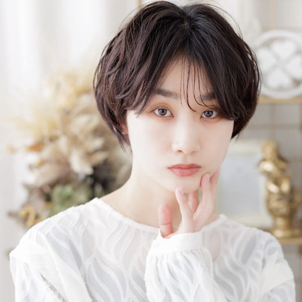 くせ毛風レイヤーボブ黒髪小顔クールショート　くびれショート