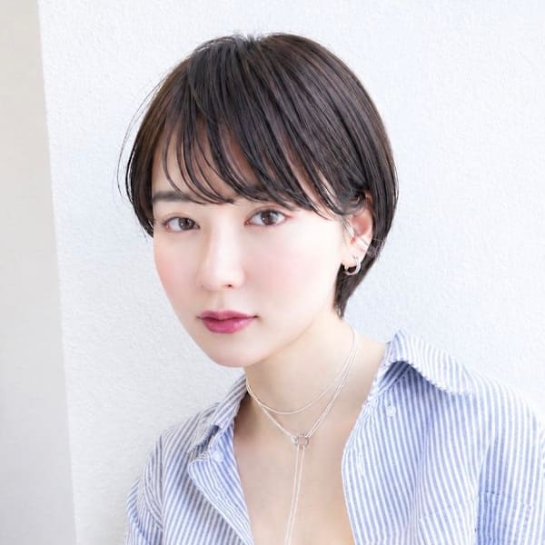 前髪あり耳掛けのショートヘアシースルーバング|NATSUYA