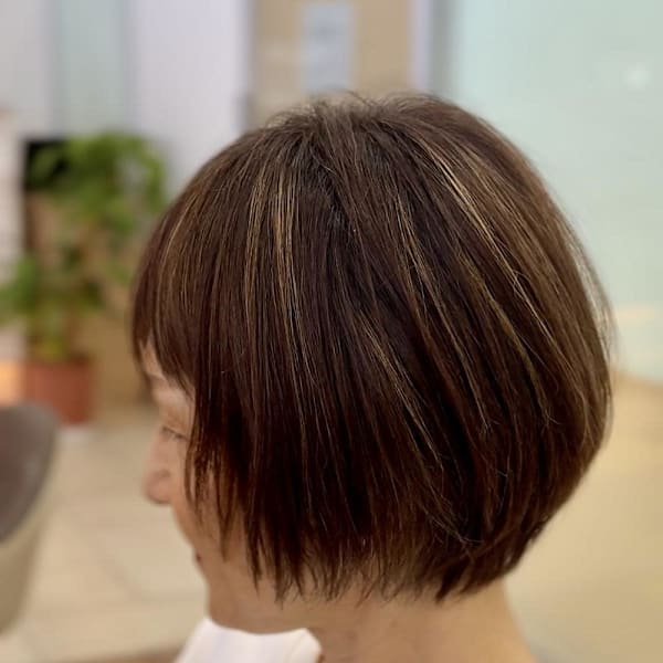 ハイライトで魅せる、モードなショートバングボブ