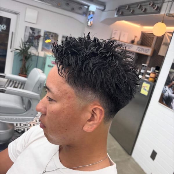 男らしさ全開のスパイキーショート