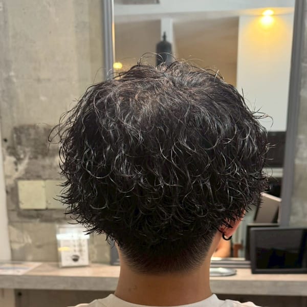 刈り上げ×ツイストスパイラルで魅せる、大人のこなれマッシュ