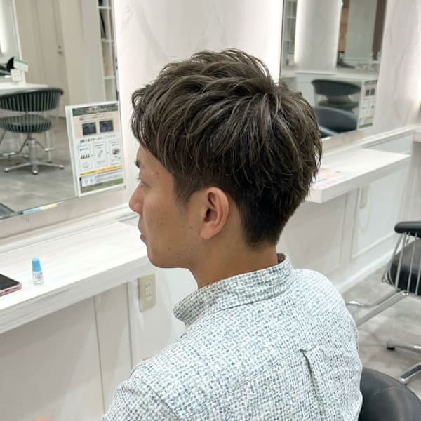 アッシュベージュ×束感アップバングショート