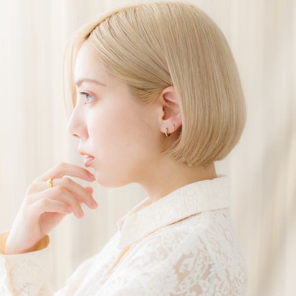 金髪ダブルカラー切りっぱなしワンレンぱっつんボブ10代20代