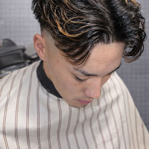 センターパート×フェード×ハイライトで創る、エッジの効いた男