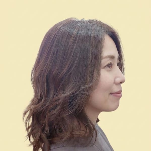 ​大人可愛い波巻きミディ×白髪ぼかし