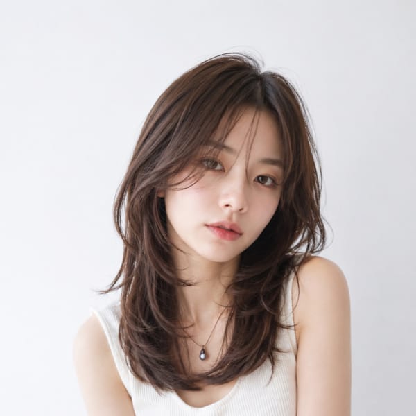 毛先軽めのセミロングヘア