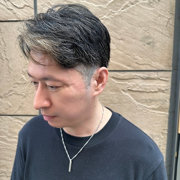 グレーヘアで見せる大人のメンズショート