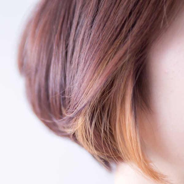 顔まわりに彩添えるシンプルボブ
