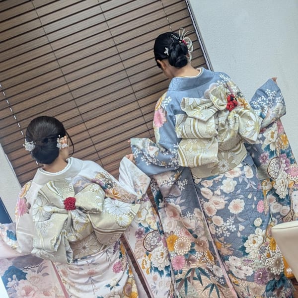 ご姉妹で色違いのお揃い。結婚式お呼ばれ振袖コーディネート