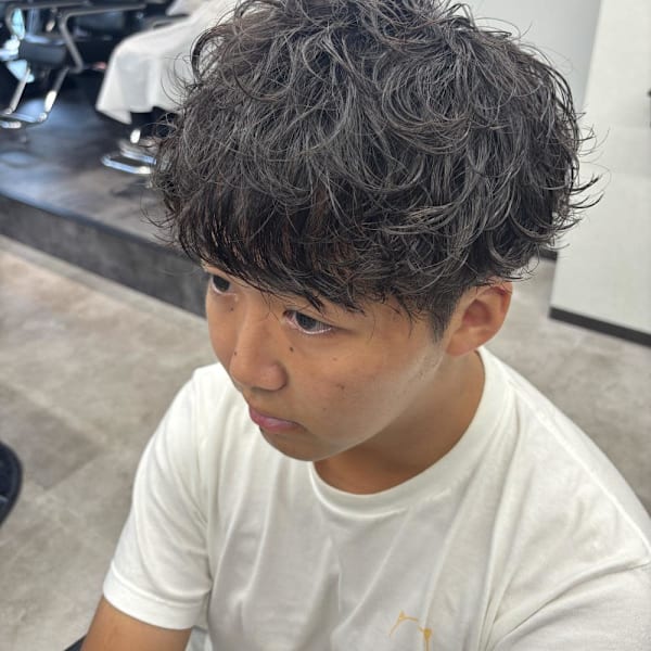 今人気のシャドウパーマで無造作な色気を演出！