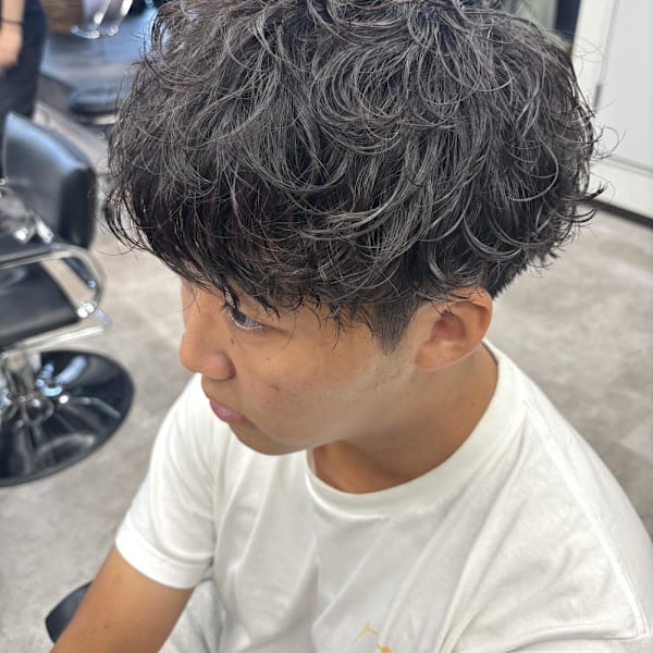 今人気のシャドウパーマで無造作な色気を演出！