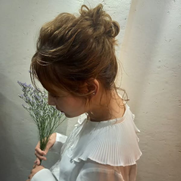 お団子ヘア外国人風カジュアルヘアセットヘアアレンジ