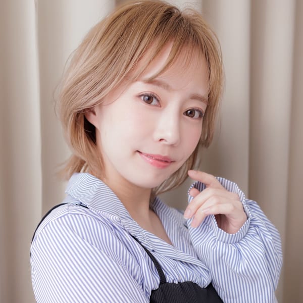 ミルクティーブロンドクラゲカットくびれショート20代30代
