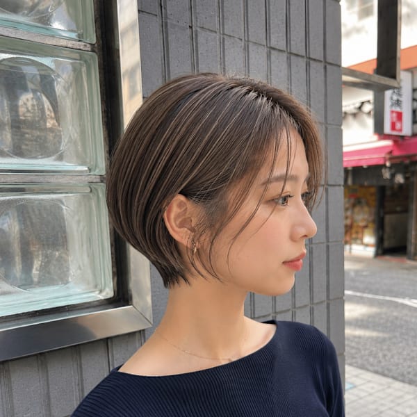 小顔ショートボブ×白髪ぼかしハイライト×アッシュベージュ