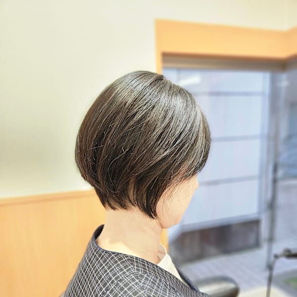 癖を活かしてまとまる、ツヤ感のある上品ショートボブスタイル