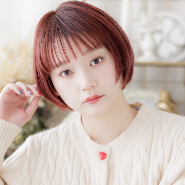 チェリーレッドシースルーバングシャギーカットクラゲヘア