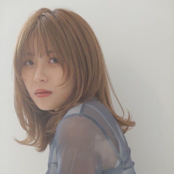 30代ミディアムレイヤーボブ・ミルクティーベージュ・前髪あり