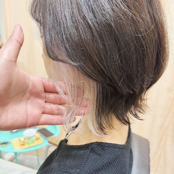 インナーカラー×ホワイトベージュ×くびれショート