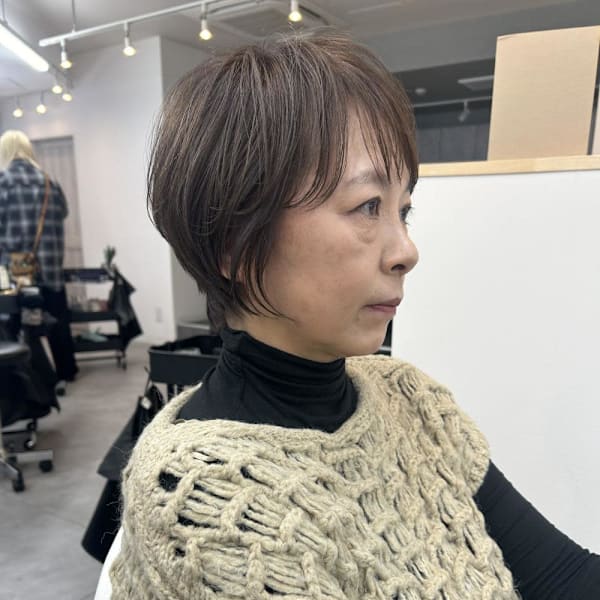 コンパクトなショートボブで夏らしいヘアに!