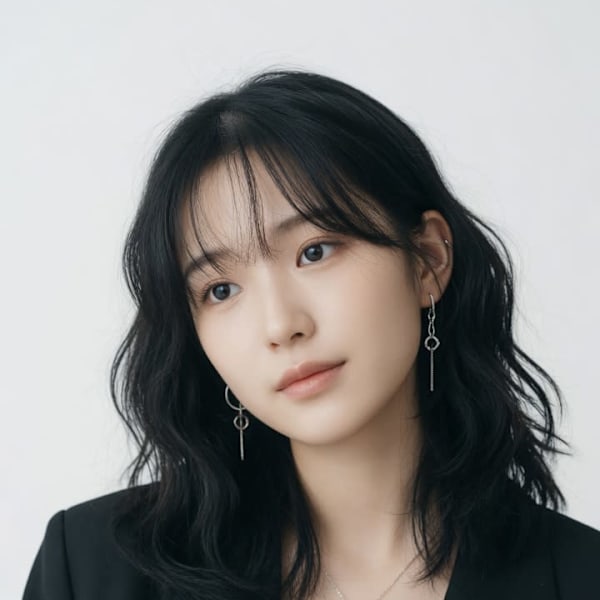 暗髪でも重くない！波巻きミディアムで大人可愛く