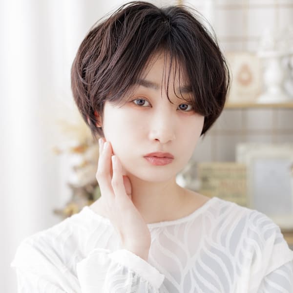 黒髪ローライトカラーブリーチなしクールショートボブ　シースル