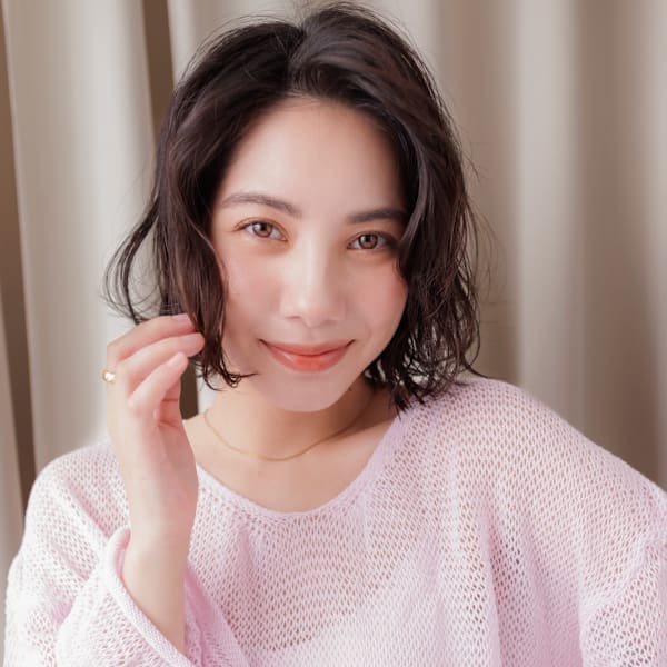 アップバング黒髪ウェットヘアかきあげゆるふわボブ30代40代