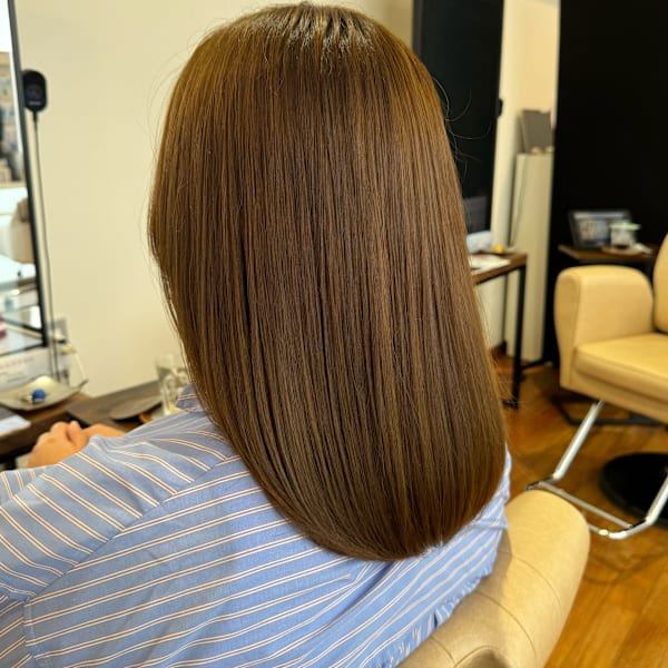 まっすぐ過ぎないナチュラルなストレートスタイル