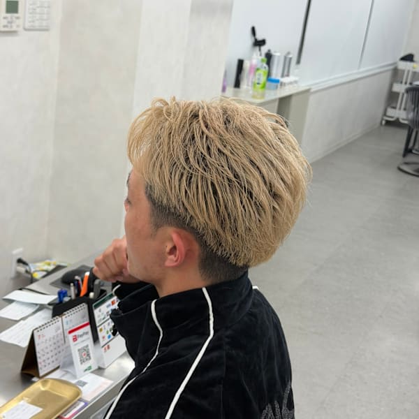 夏に合う爽やか色気ハイトーンフェザースタイル
