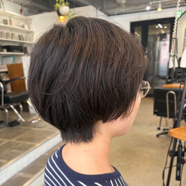 首元が細く見える美線ショートボブ