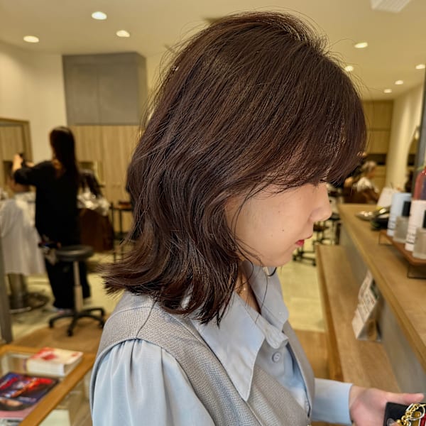 大人ブラウンが映えるくびれレイヤースタイル【三軒茶屋】|HAIR & MAKE EARTH 三軒茶屋店