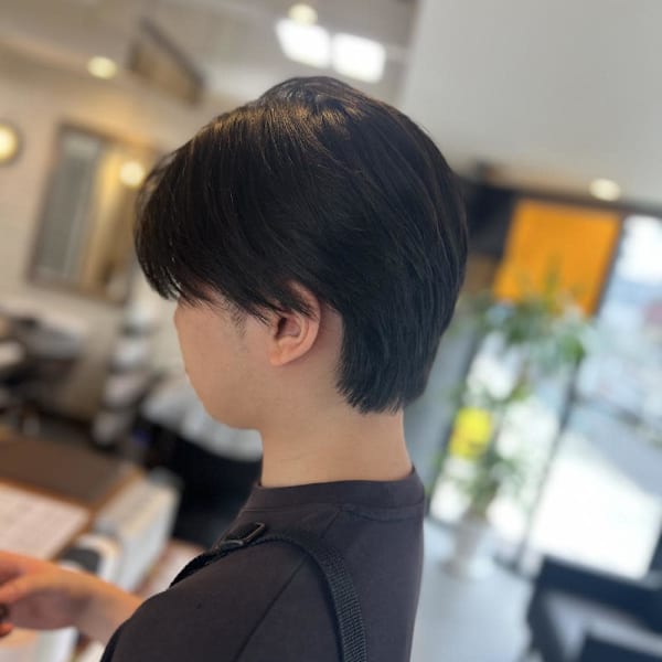 毛先の柔らかさで軽さを演出センターパート